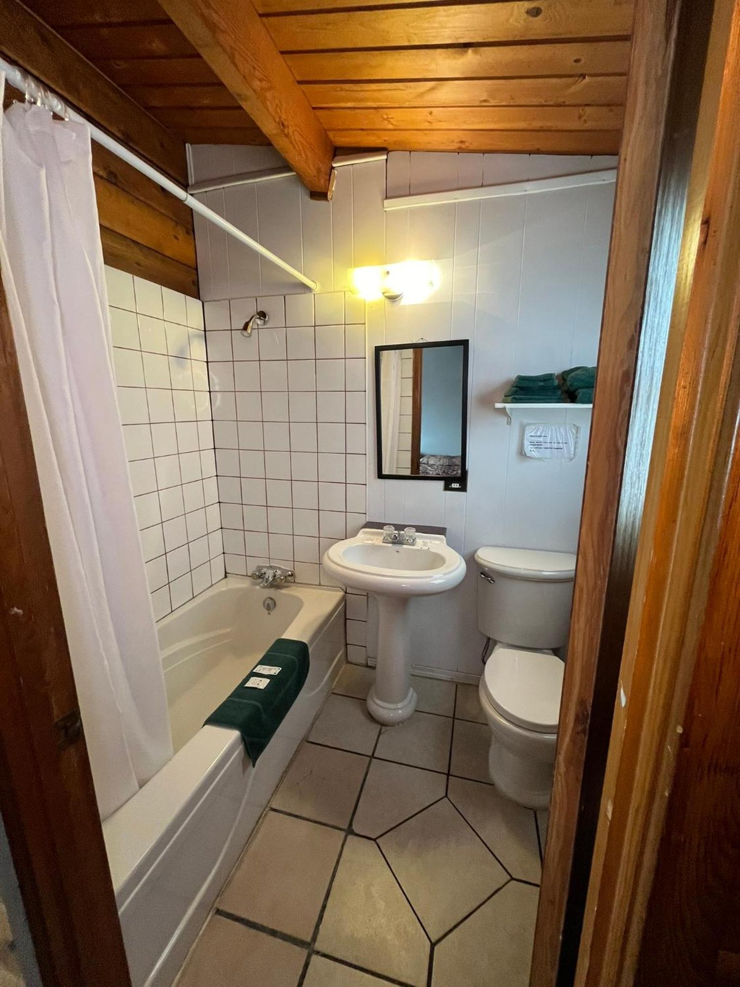 Raccoon Lodge Motel Sylvan Lake Ngoại thất bức ảnh